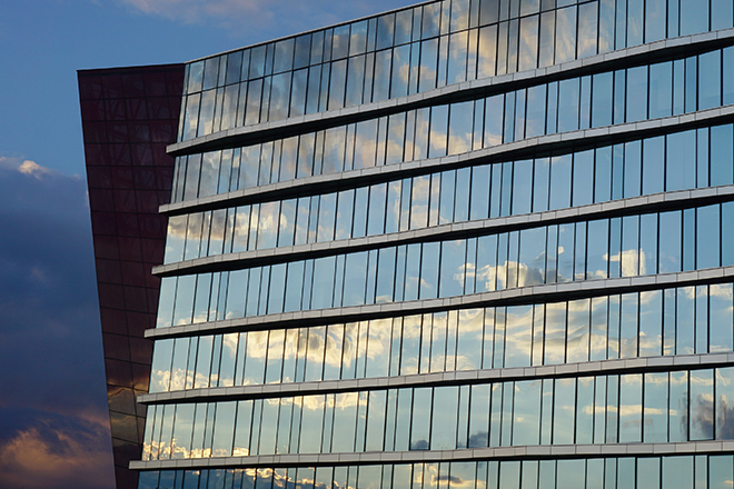 在夏季高溫條件下，沈陽玻璃幕墻打膠換膠需要注意的問題