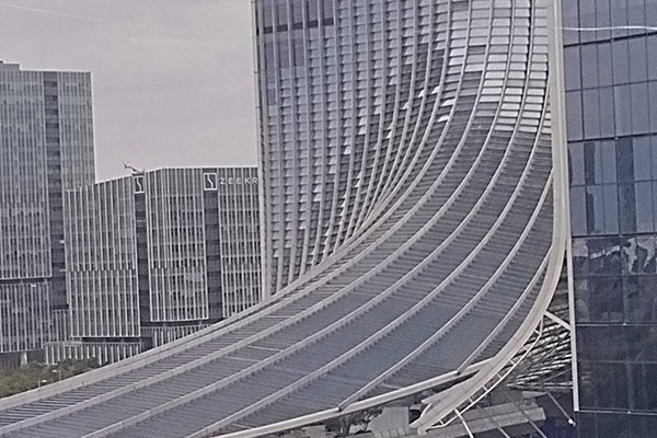 沈陽幕墻工程依托東北老工業(yè)基地，引領(lǐng)全球玻璃幕墻裝飾！