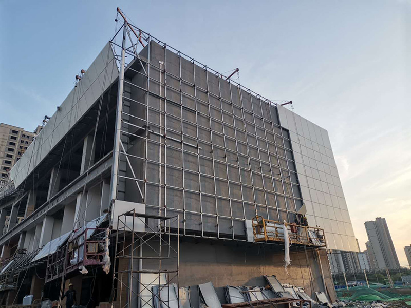 沈陽玻璃幕墻公司正在河北衡水施工的現(xiàn)場工地